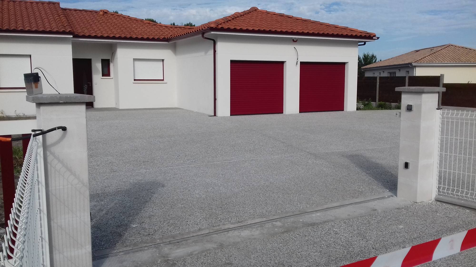 Entrée maison individuelle en béton désactivé