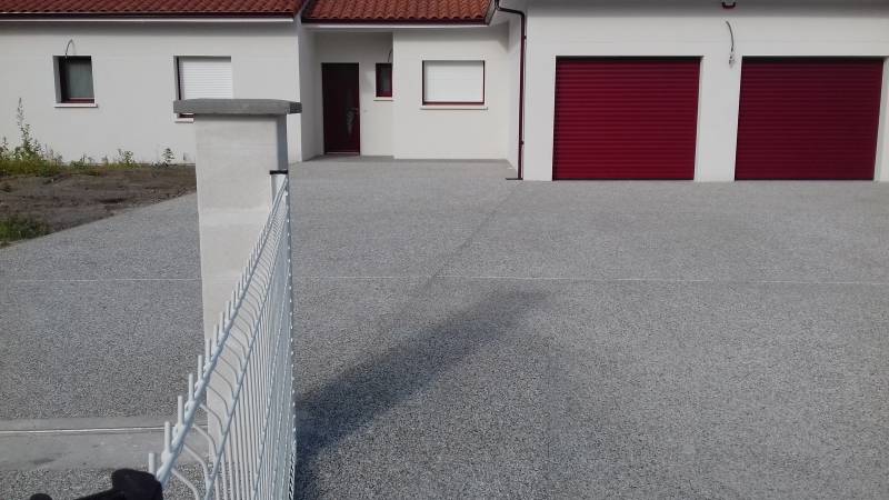 Descente de garage en béton désactivé 