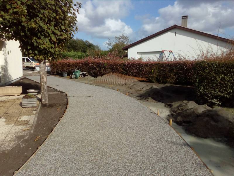 Allée en béton désactivé