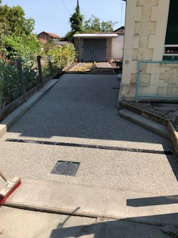 Allée en béton désactivé