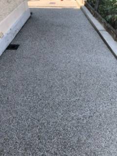 Allée en béton désactivé 