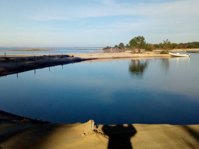 Terrassement d'une plage au bord du lac 